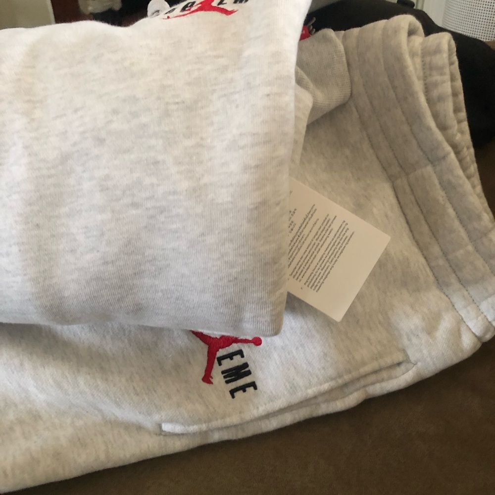 Supreme Heather Gray Jordan Sweatpants with Red Large NWT Top and bottom set 24’
